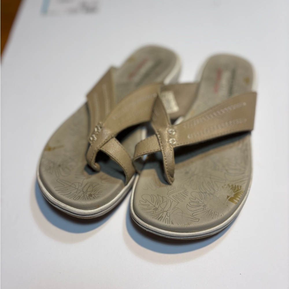 Skechers Relaxed Fit memory foam thong sandals in a taupe colorway size 7